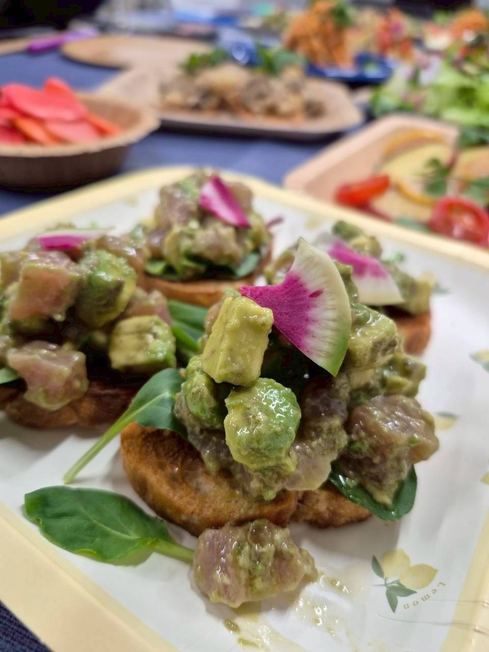 マグロとアボカドのカナッペ（ICE）